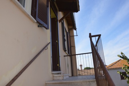 scala d'accesso con piccolo balcone dove posizionare tavolo