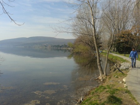 il lungo lago direzione spiaggia attrezzata